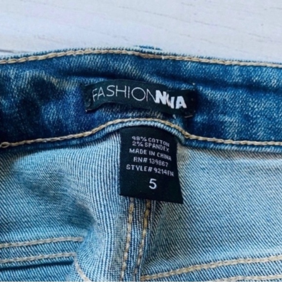 Fashion Nova High Rise Distressed Mom Jeans Size 5 (small) - Picture 5 of 6